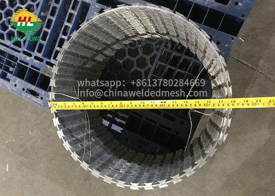BTO22 Concertina Barbed Wire Galvanized Steel Material Double Loop With Clips 450mm