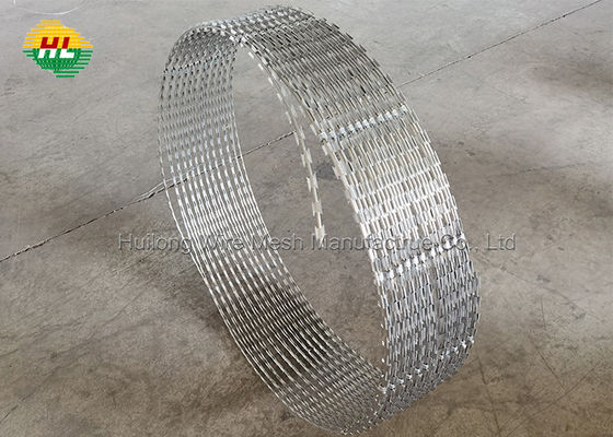 BTO22 Barbed Concertina Razor Wire Fencing Podwójna pętla z klipsami Średnica cewki 730 mm